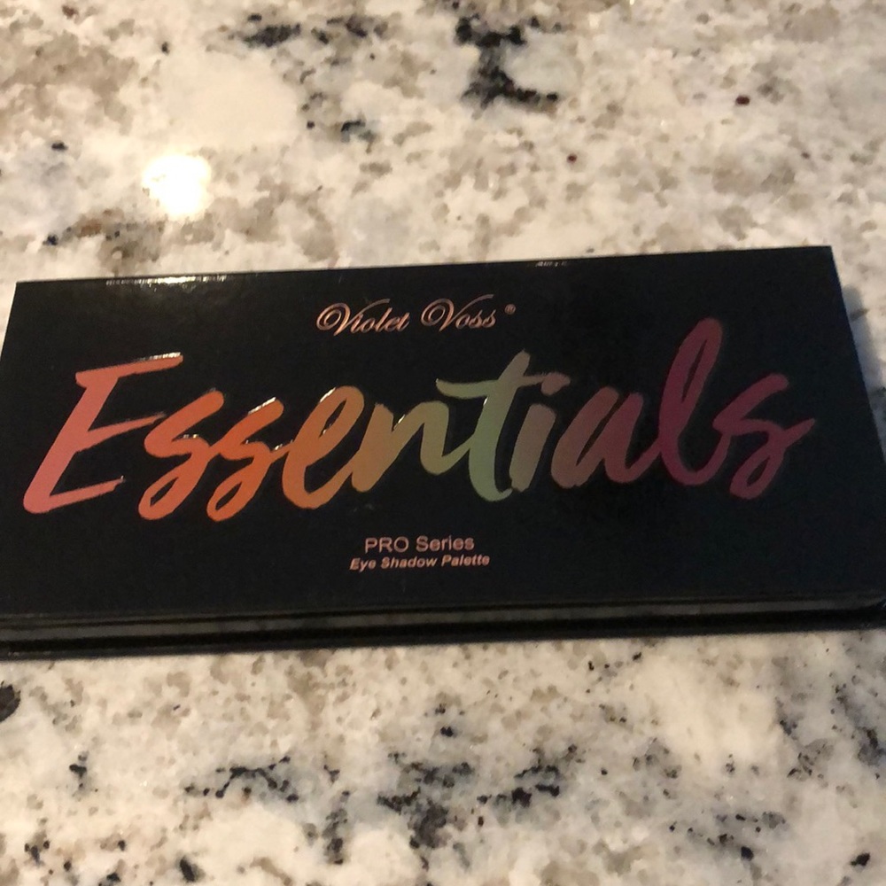 Violet Voss-Essentials - Picture 2 of 5